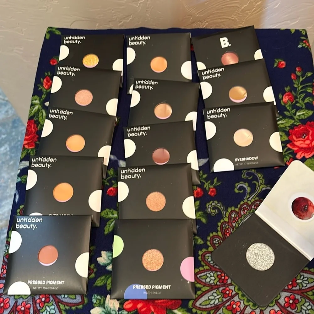 Unhidden Beauty Eyeshadow NWT Unsealed You Get 13 Shadows